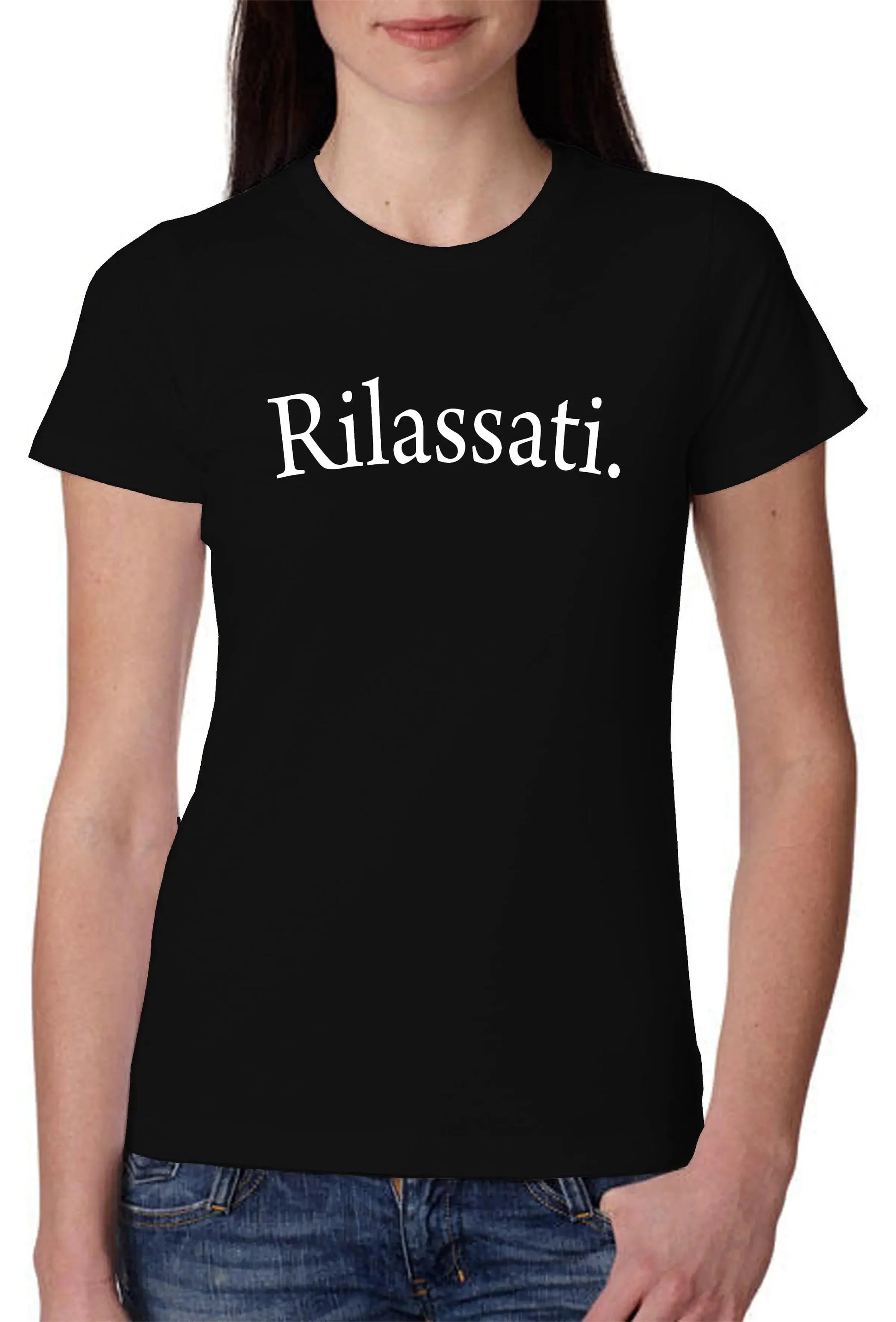 Donna con t-shirt nera streetwear "Rilassati." in cotone, outfit urbano casual