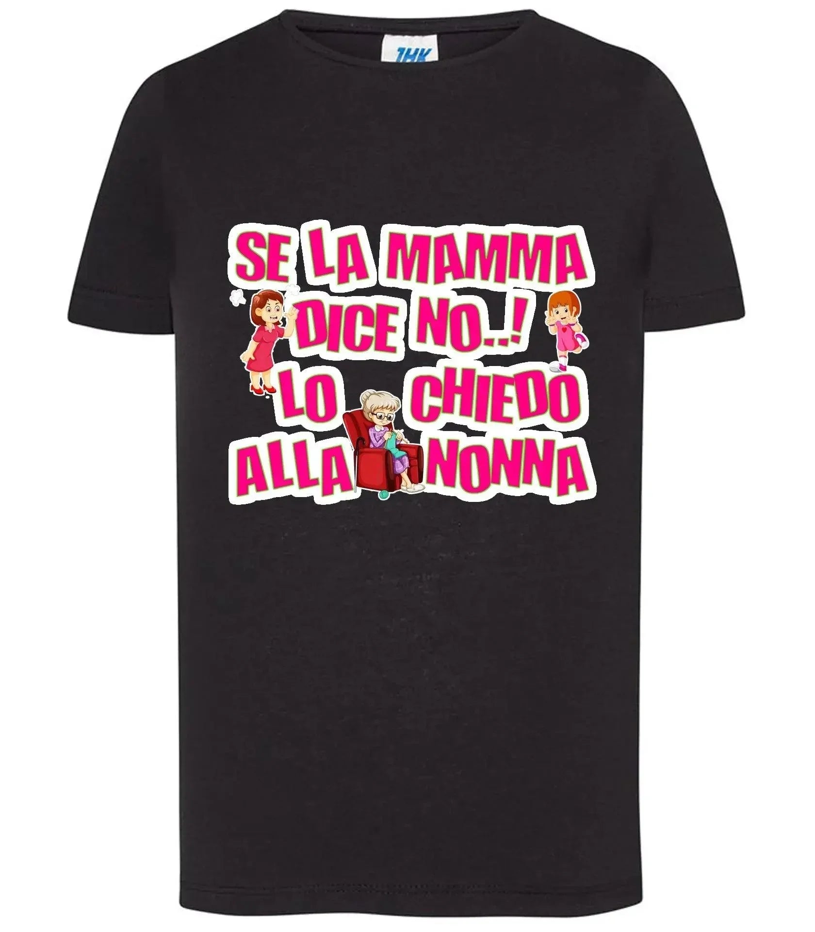 T-shirt nera streetwear con scritta divertente 'Se la mamma dice no lo chiedo alla nonna', stile urban