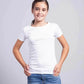 Bambina con t-shirt bianca slim fit e shorts in denim, street style essenziale