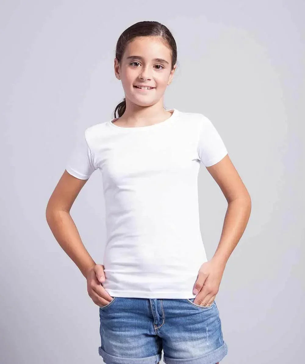 Bambina con t-shirt bianca slim fit e shorts in denim, street style essenziale