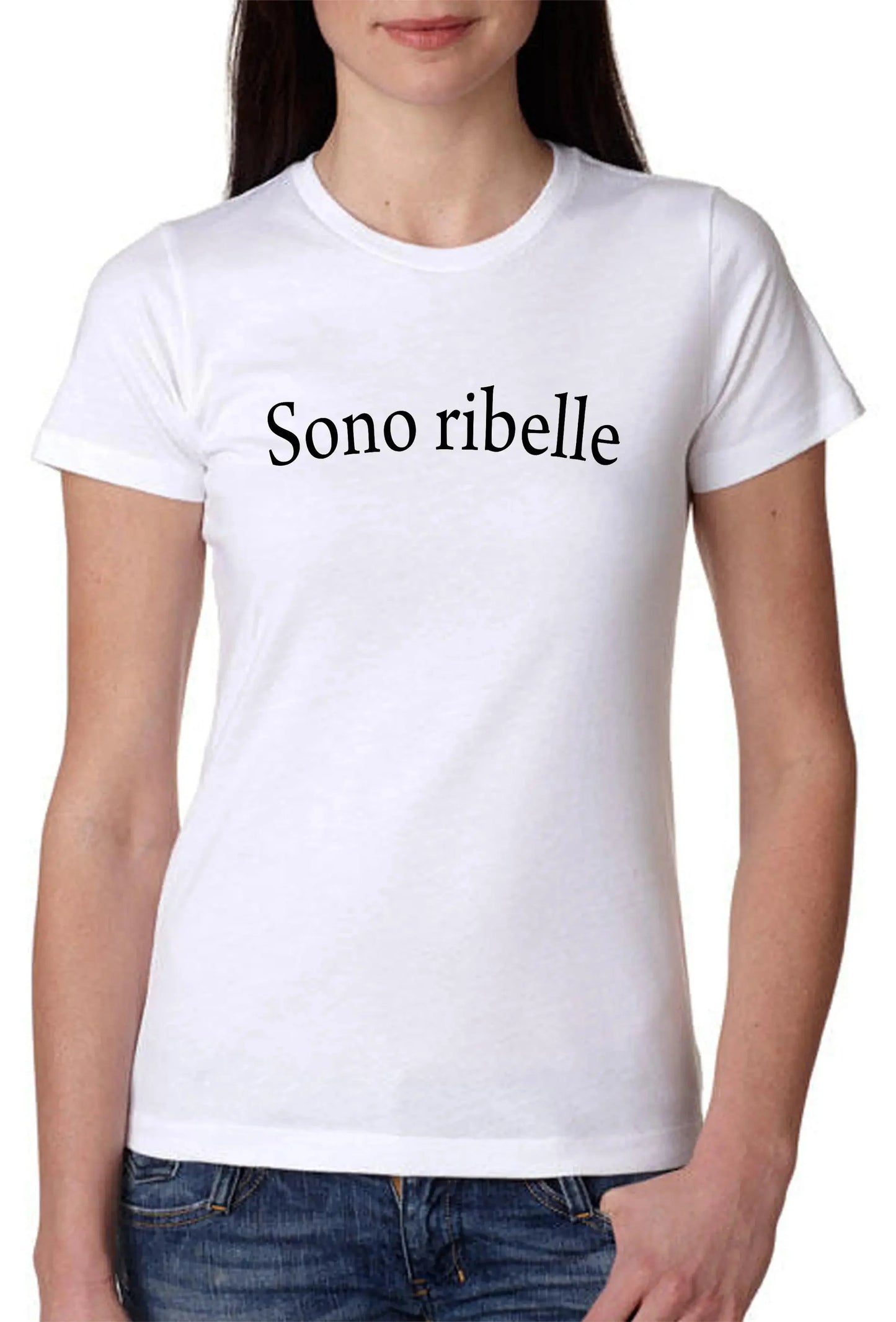T-shirt donna bianca streetwear con scritta Sono ribelle, stile urban casual Street Style Rimini