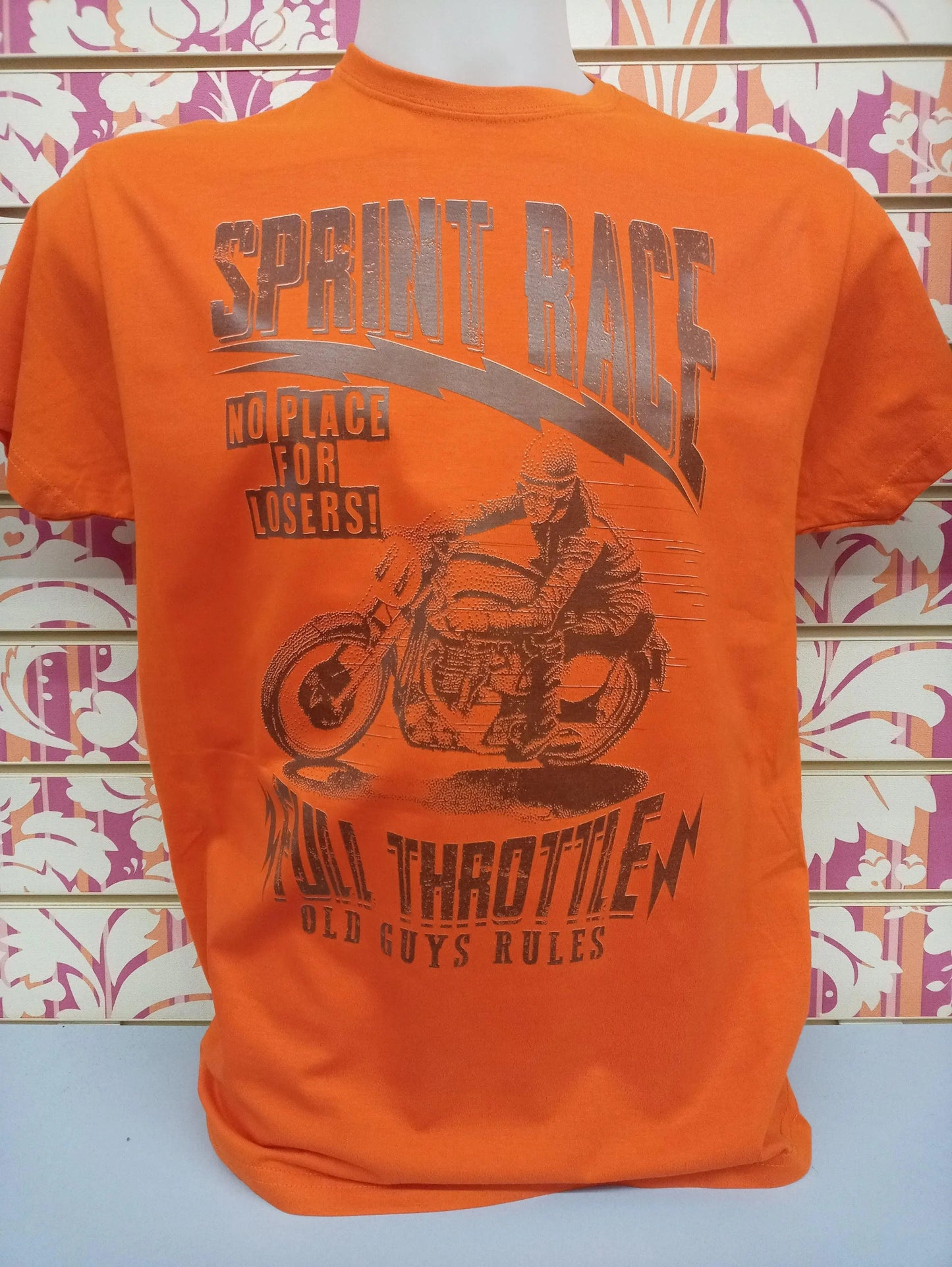 T-shirt arancione streetwear con stampa gara motociclistica, stile urban, vetrina Street Style Rimini