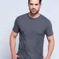 Uomo street style con t-shirt grigia basic e jeans, moda streetwear essenziale