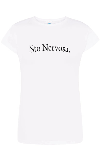 T-shirt donna streetwear bianca in cotone pettinato con scritta nera Sto Nervosa.