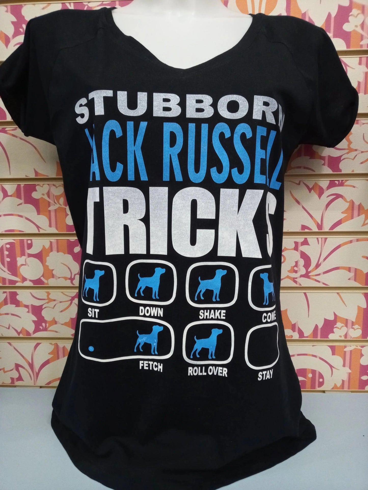 T-shirt nera streetwear donna con stampa Jack Russel, street style urban, sfondo colorato.