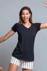 Donna con t-shirt nera in cotone e shorts a righe bianche streetwear urban, stile casual.