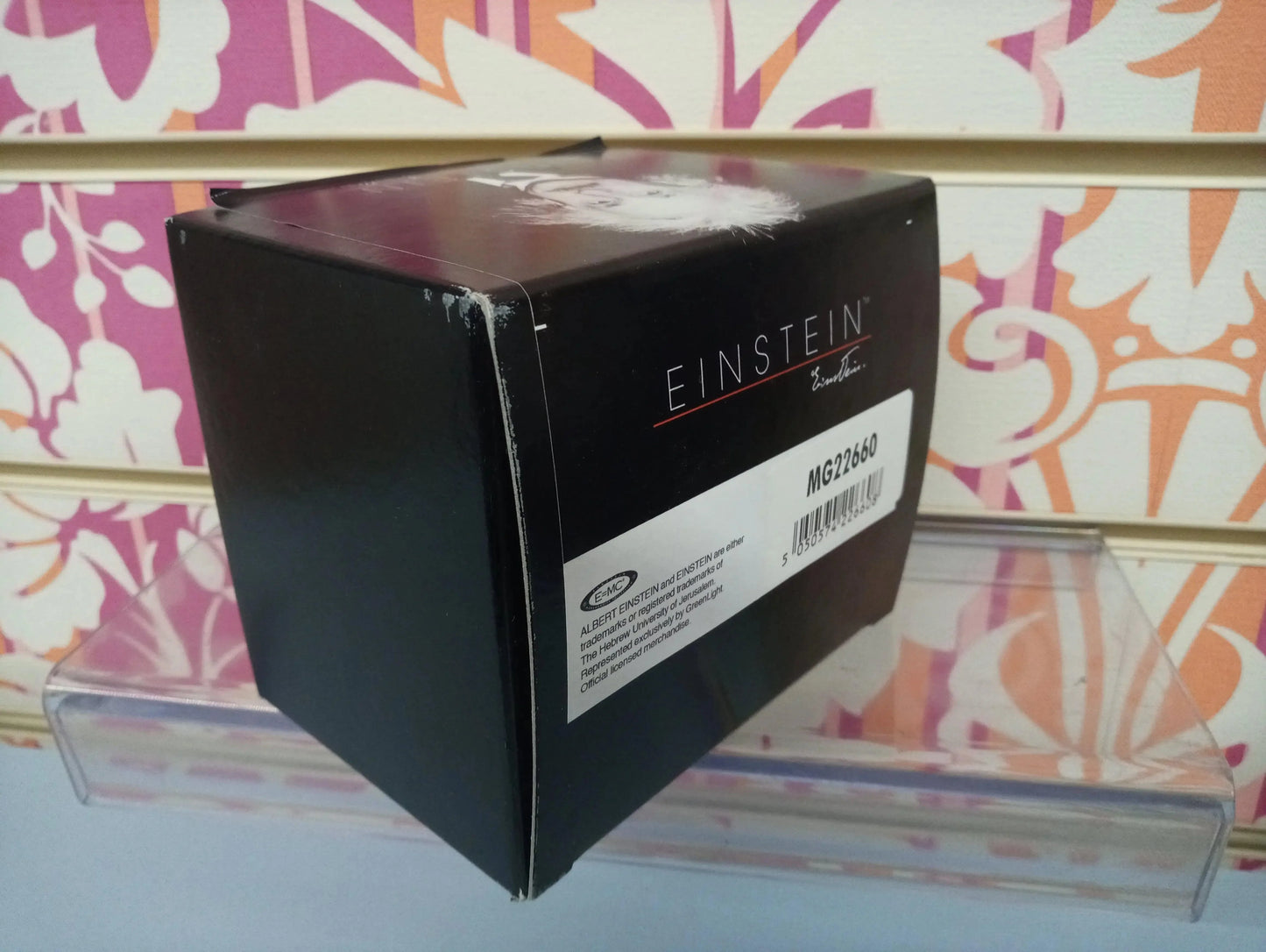 Confezione nera tazza mug Einstein su scaffale, decorazione street style, Street Style Rimini