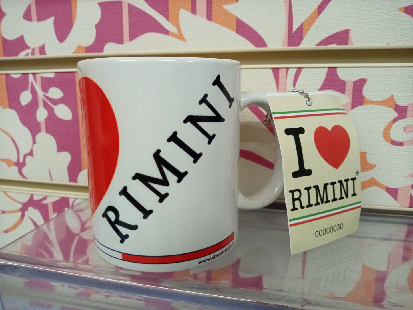 Tazza mug bianca I love Rimini, stile streetwear, su sfondo floreale colorato
