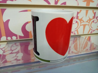 Tazza mug bianca in ceramica con grande stampa streetwear cuore rosso, stile urban moderno.