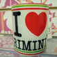 Tazza mug con scritta I love Rimini, design street style, sfondo floreale rosa.