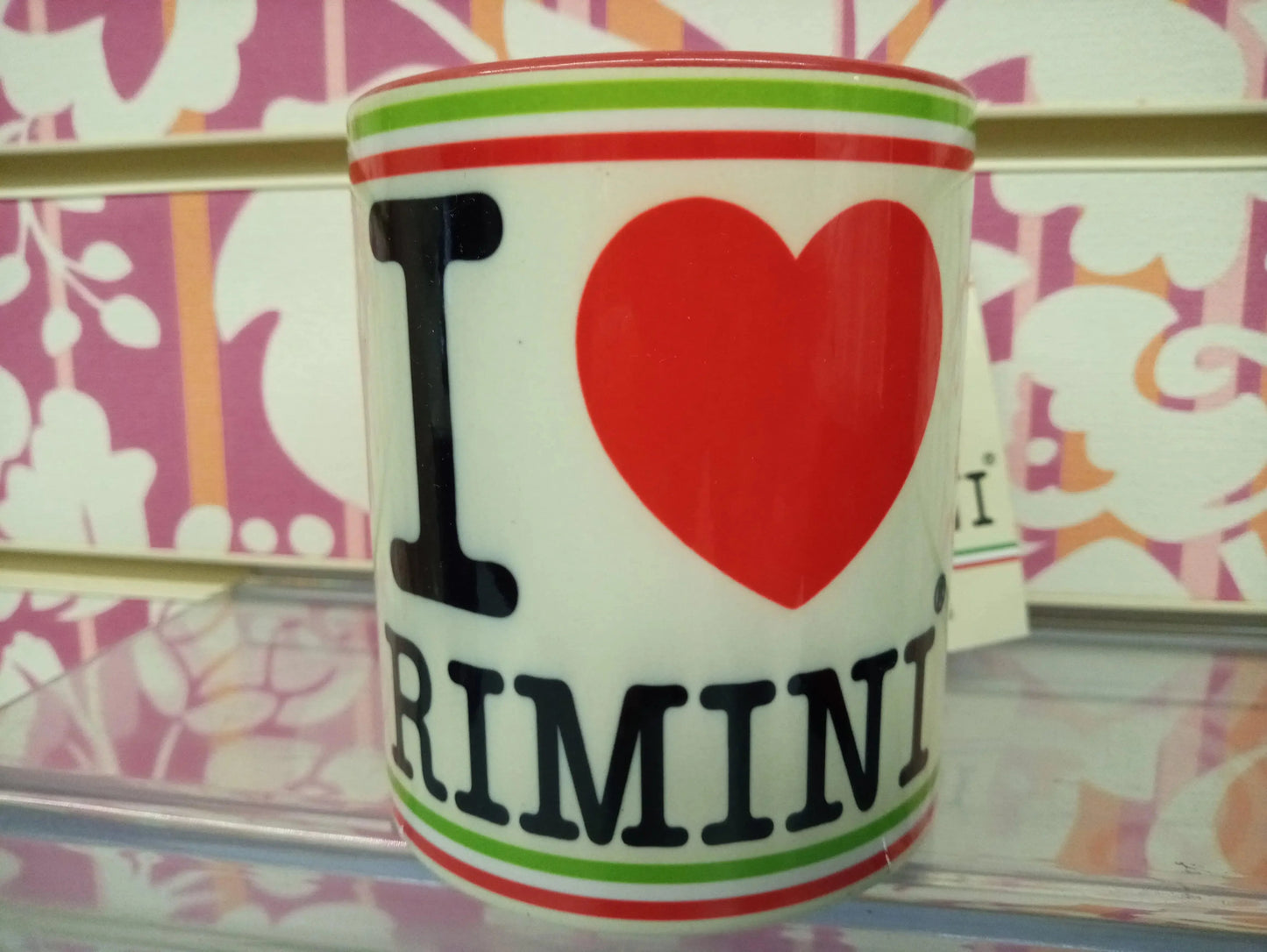 Tazza mug con scritta I love Rimini, design street style, sfondo floreale rosa.