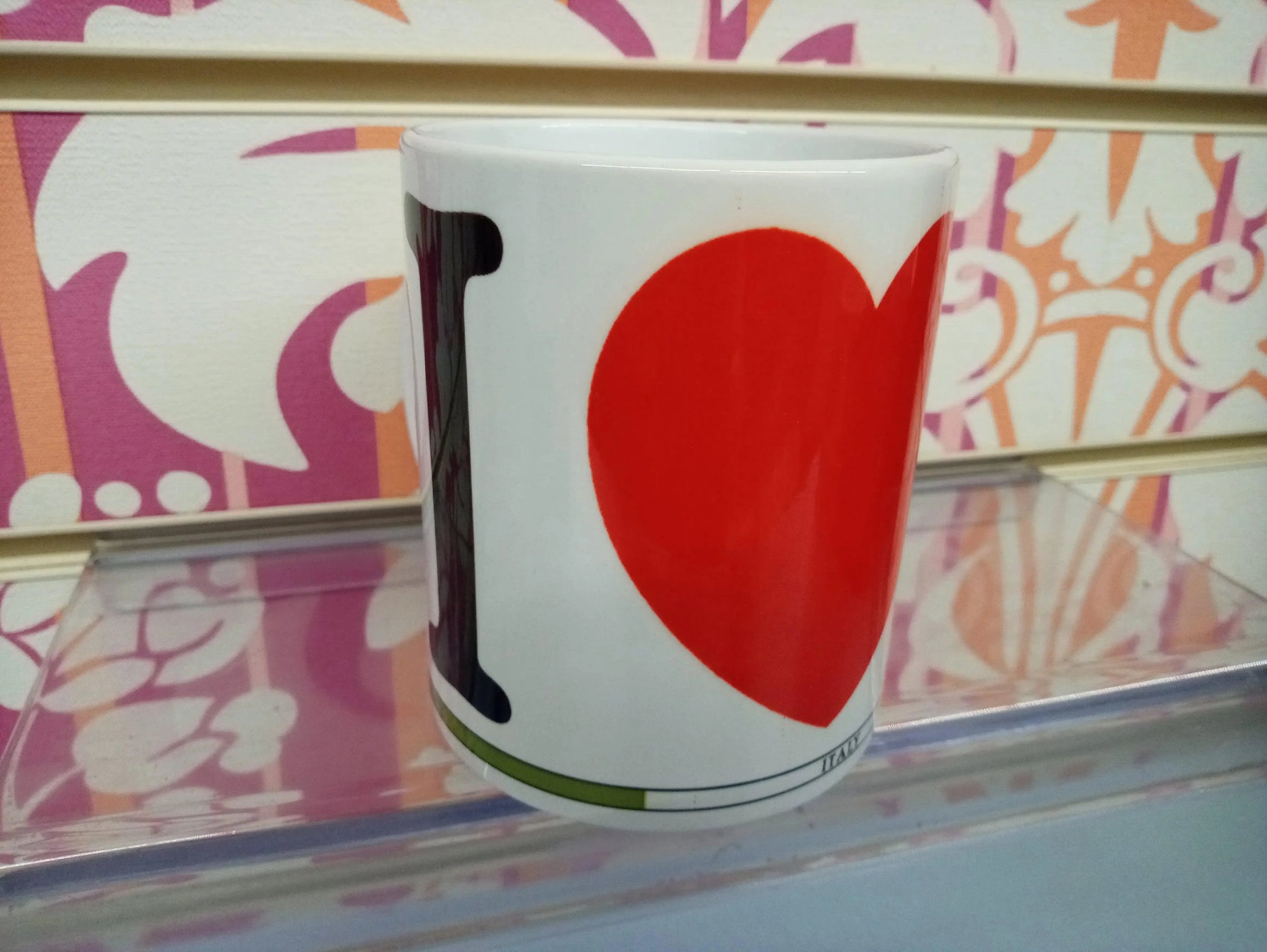 Tazza mug bianca con scritta I love Rimini, design street style, su sfondo colorato.