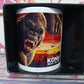 Tazza mug Kong Skull Island street style, grafica urban con gorilla e tramonto, esposta in negozio