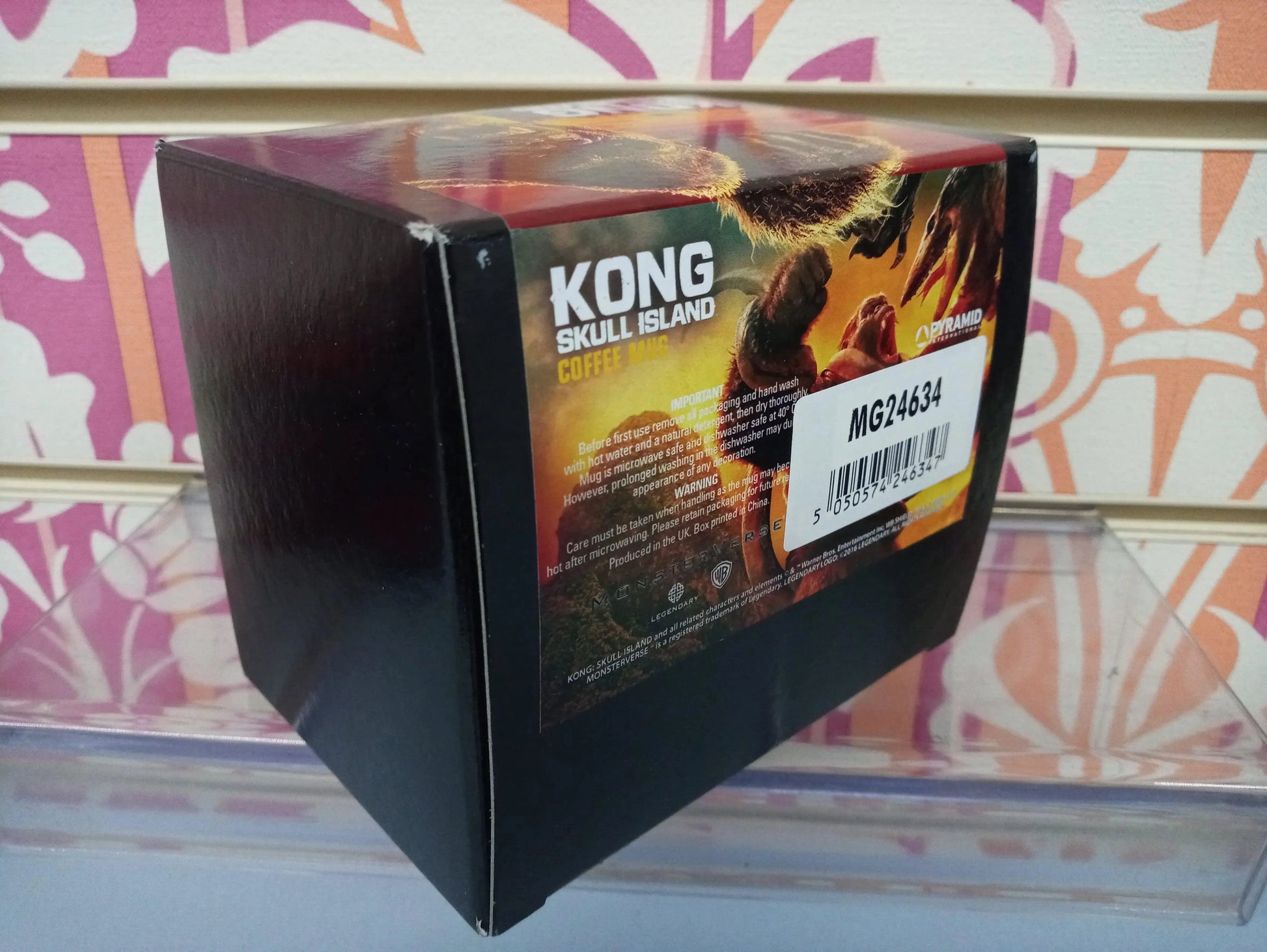 Scatola nera di una tazza Kong Skull Island street style su sfondo colorato, Streetwear Rimini