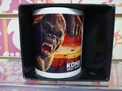 Tazza mug in ceramica bianca con stampa di King Kong, colori vivaci e stile urban streetwear.