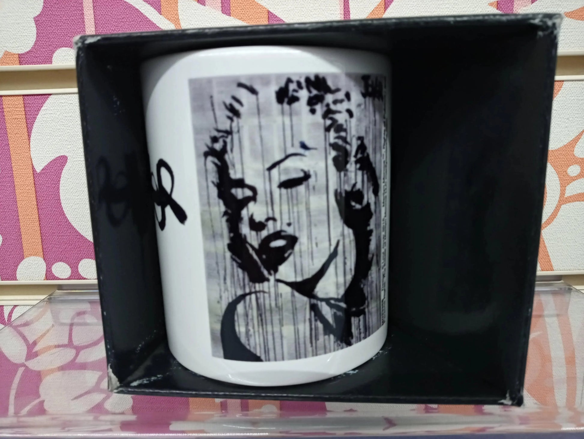 Tazza mug street style con stampa iconica in bianco e nero, confezione regalo