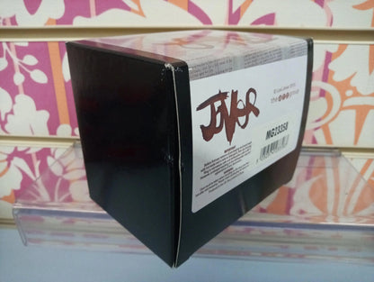 Scatola nera lucida in cartone con etichetta bianca e scritta JNR, stile streetwear urban.