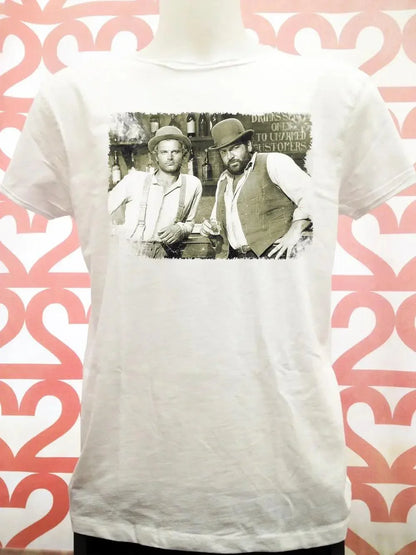 T-shirt bianca streetwear uomo con stampa vintage stile urban, sfondo decorativo rosa.