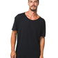 Uomo con t-shirt nera cotone fiammato streetwear, stile urbano, sfondo bianco