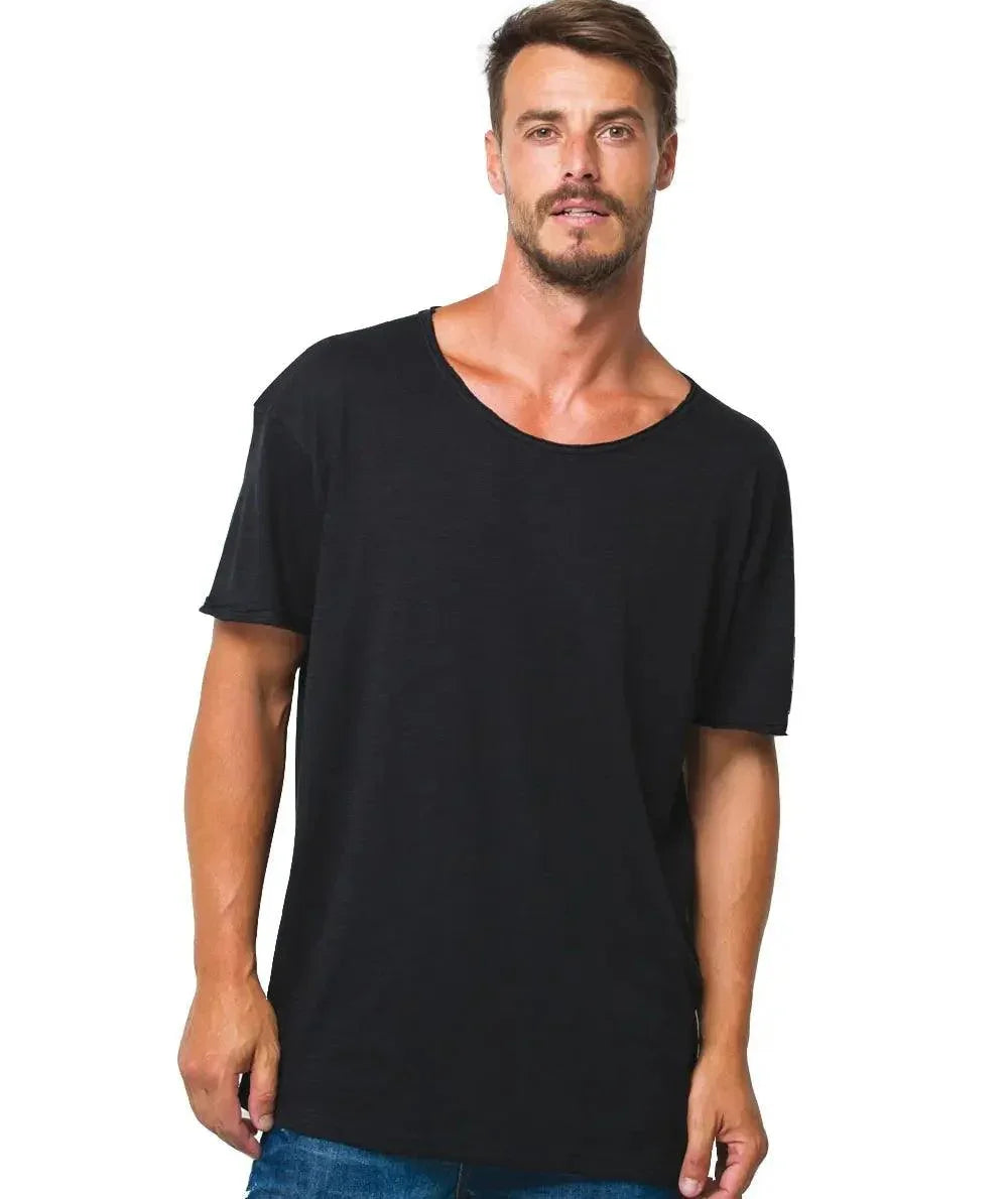 Uomo con t-shirt nera cotone fiammato streetwear, stile urbano, sfondo bianco