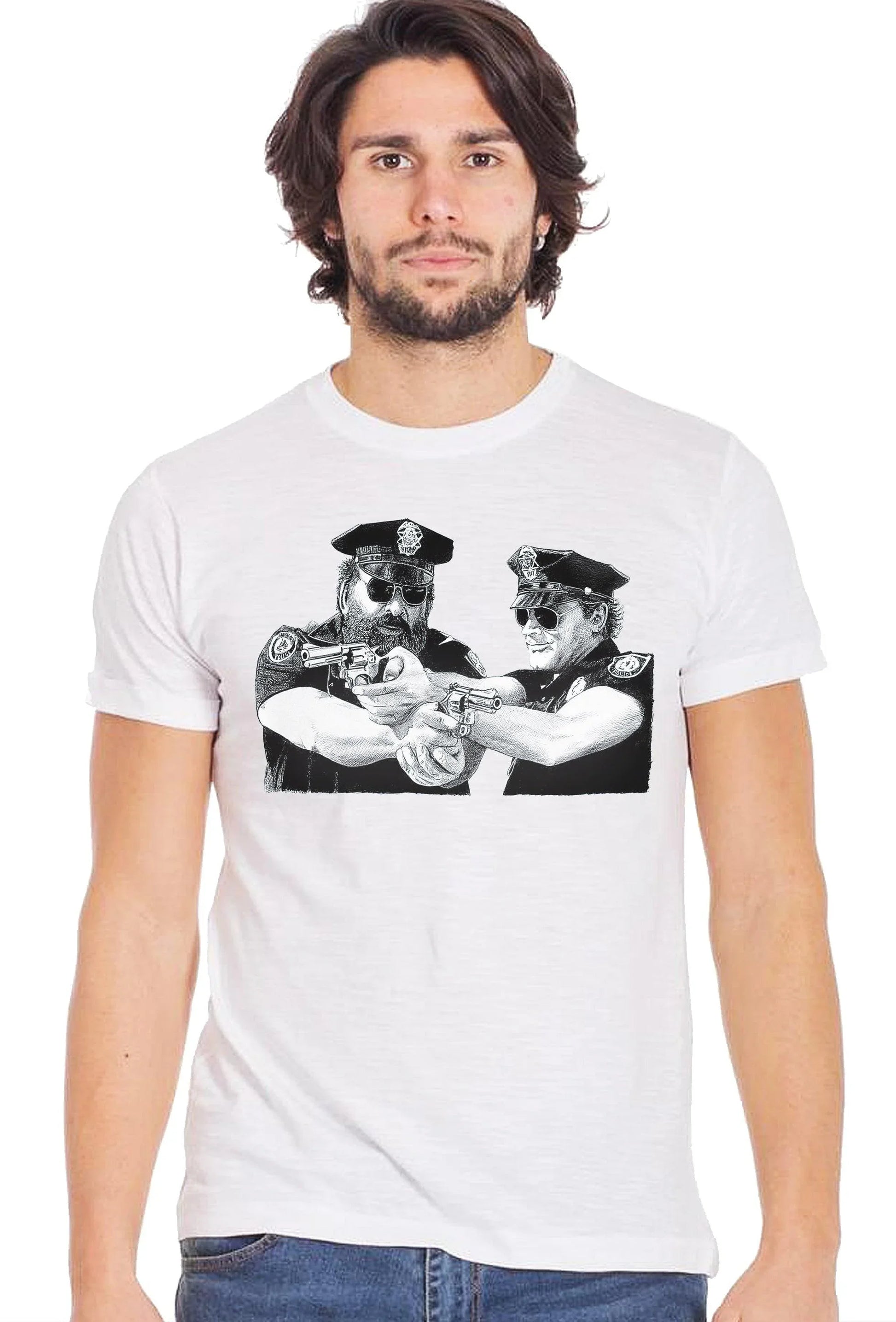 Uomo con t-shirt bianca streetwear con stampa di due poliziotti in stile cinema urban