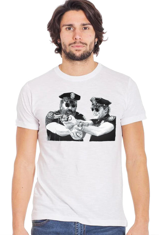 Uomo con t-shirt bianca streetwear con stampa di due poliziotti in stile cinema urban