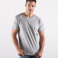 Uomo con t-shirt grigia basic street style, abbigliamento urban essenziale