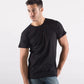 Uomo street style indossa t-shirt nera organica e jeans, sfondo minimal bianco