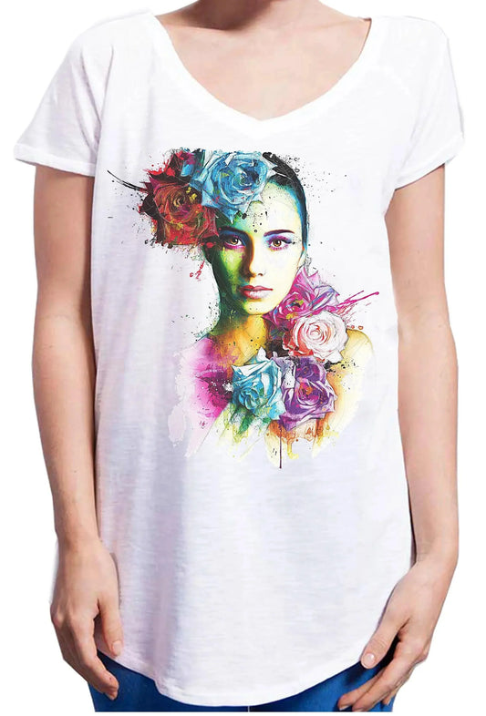T-shirt streetwear bianca con stampa artistica di volto femminile e rose colorate, stile urban
