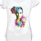 T-shirt streetwear bianca con stampa artistica di volto femminile e fiori colorati, moda urban