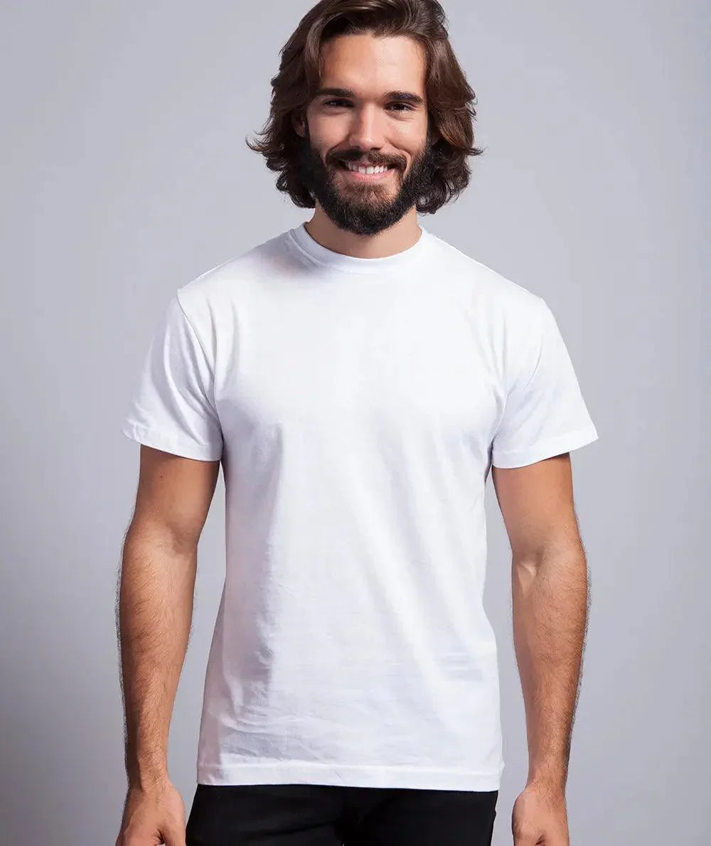 Uomo con barba indossa t-shirt bianca streetwear, stile essenziale Street Style Rimini