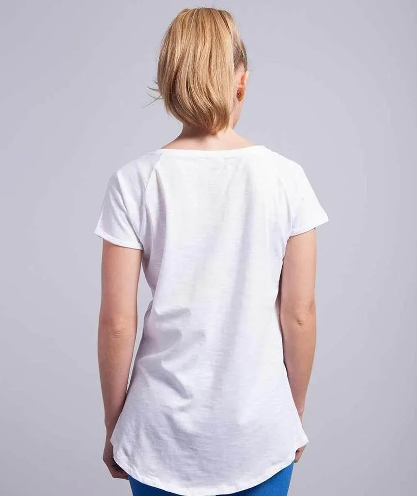 Donna di spalle con t-shirt bianca streetwear in cotone, stile urban, Street Style Rimini