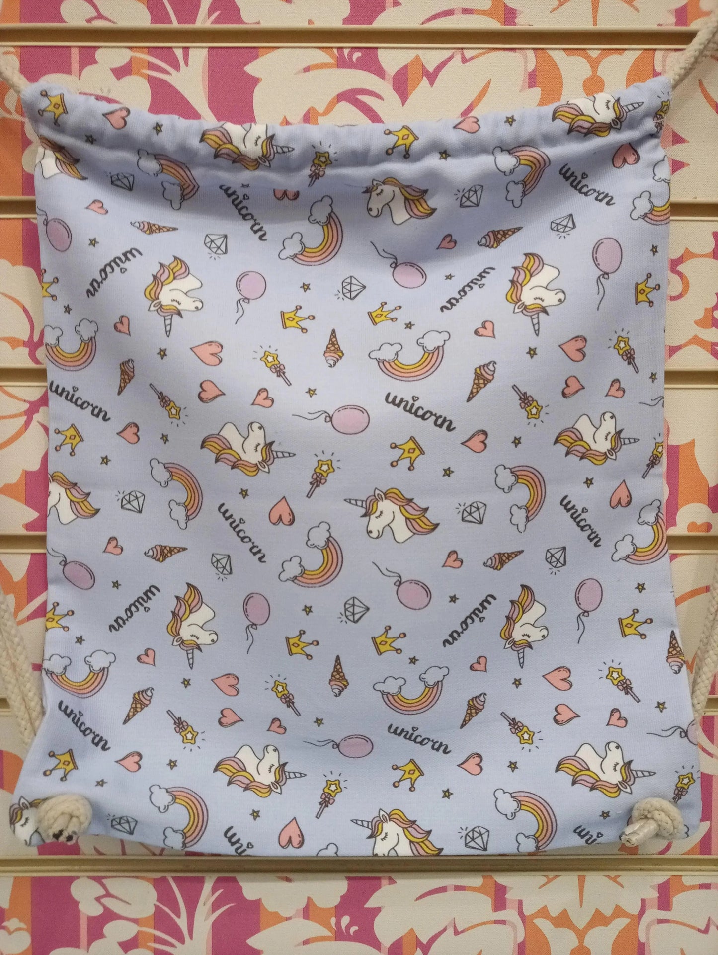 Zaino a sacca streetwear celeste con unicorni, arcobaleni e cuori, stile urban baby.