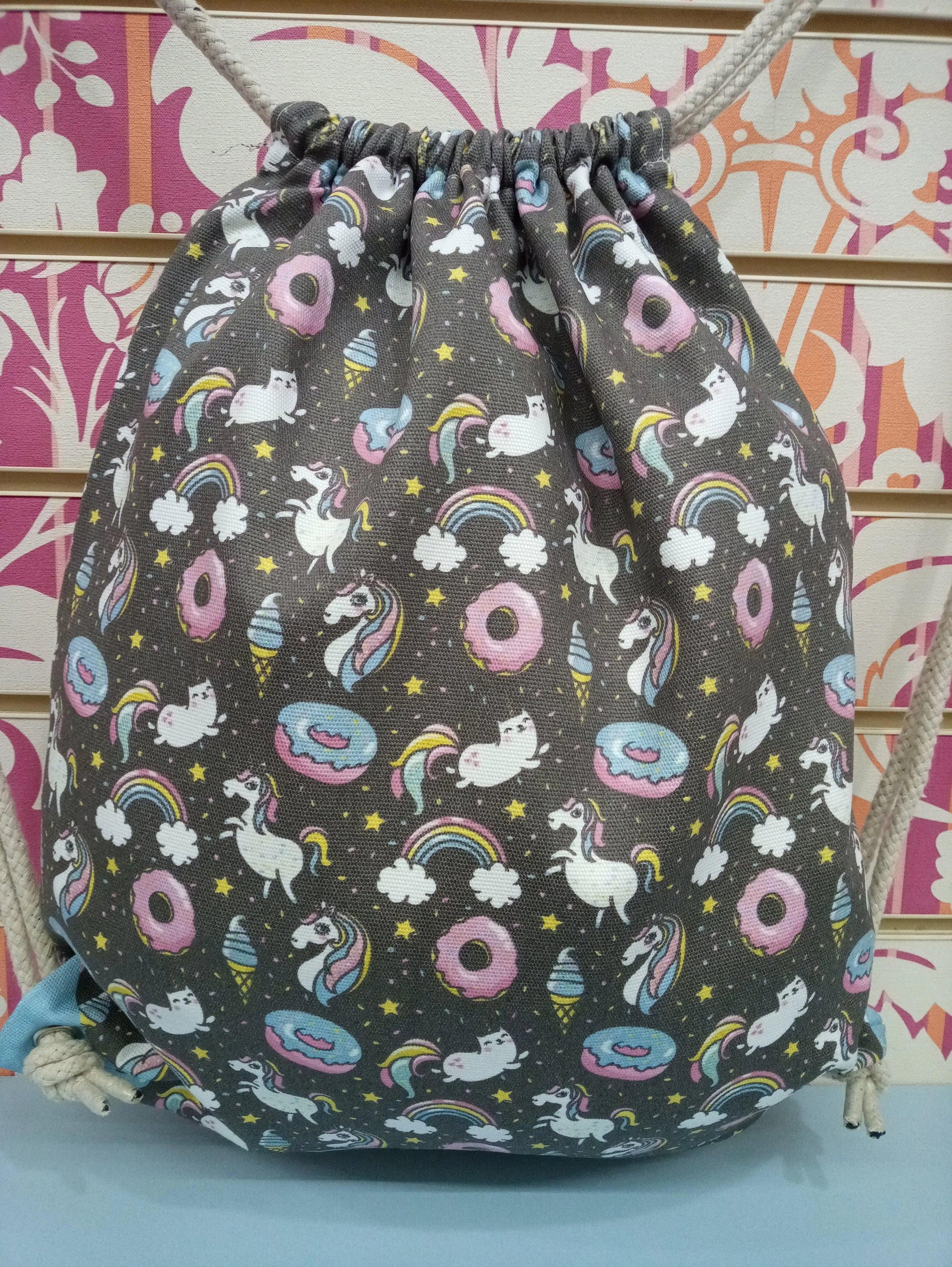 Zaino a sacca street style con stampa unicorni, arcobaleni e donut su sfondo nero