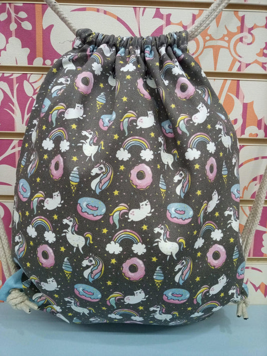 Zaino a sacca street style con stampa unicorni, arcobaleni e donut su sfondo nero