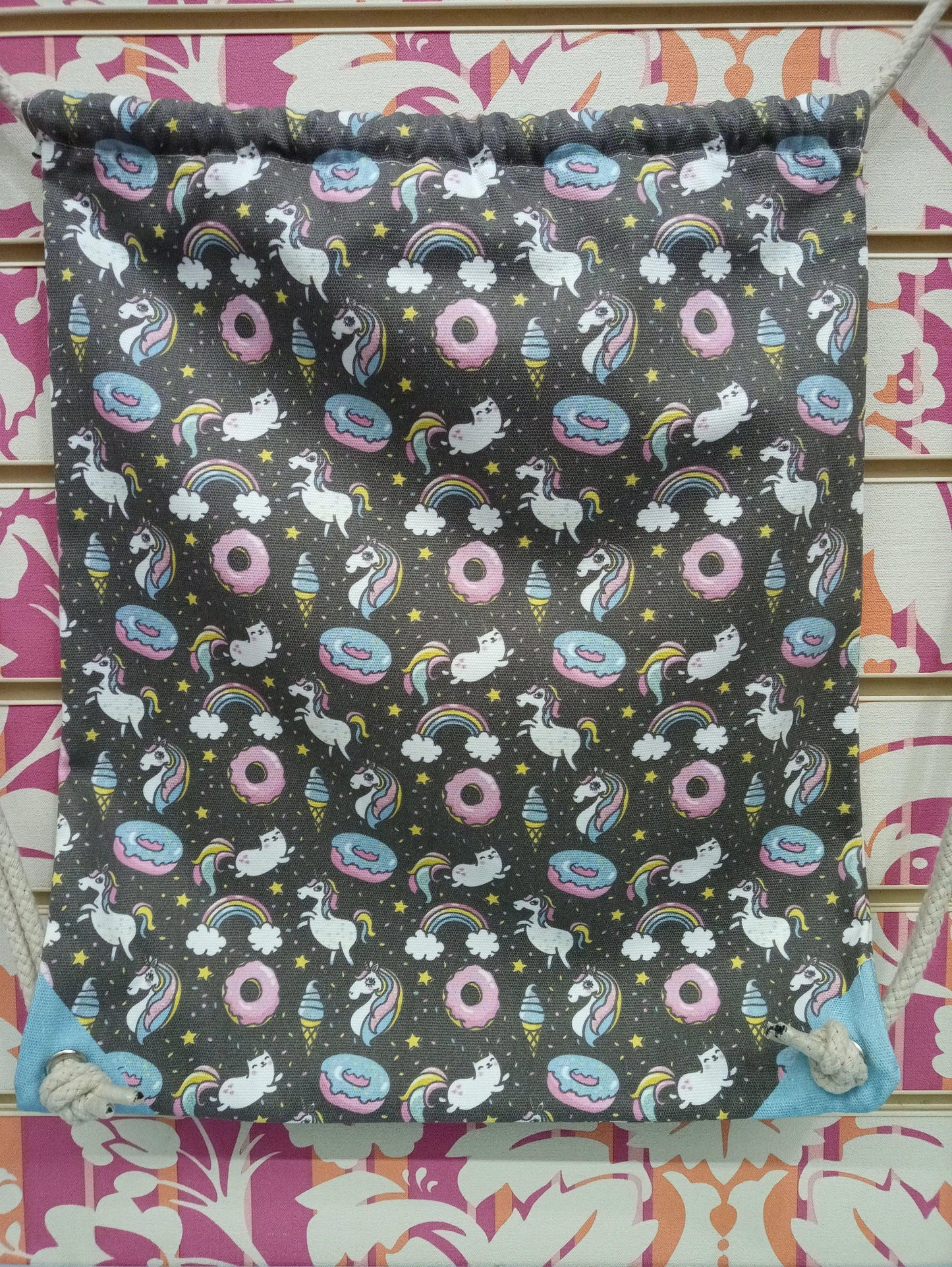 Zaino a sacca streetwear con fantasia unicorni, arcobaleni e ciambelle colorate