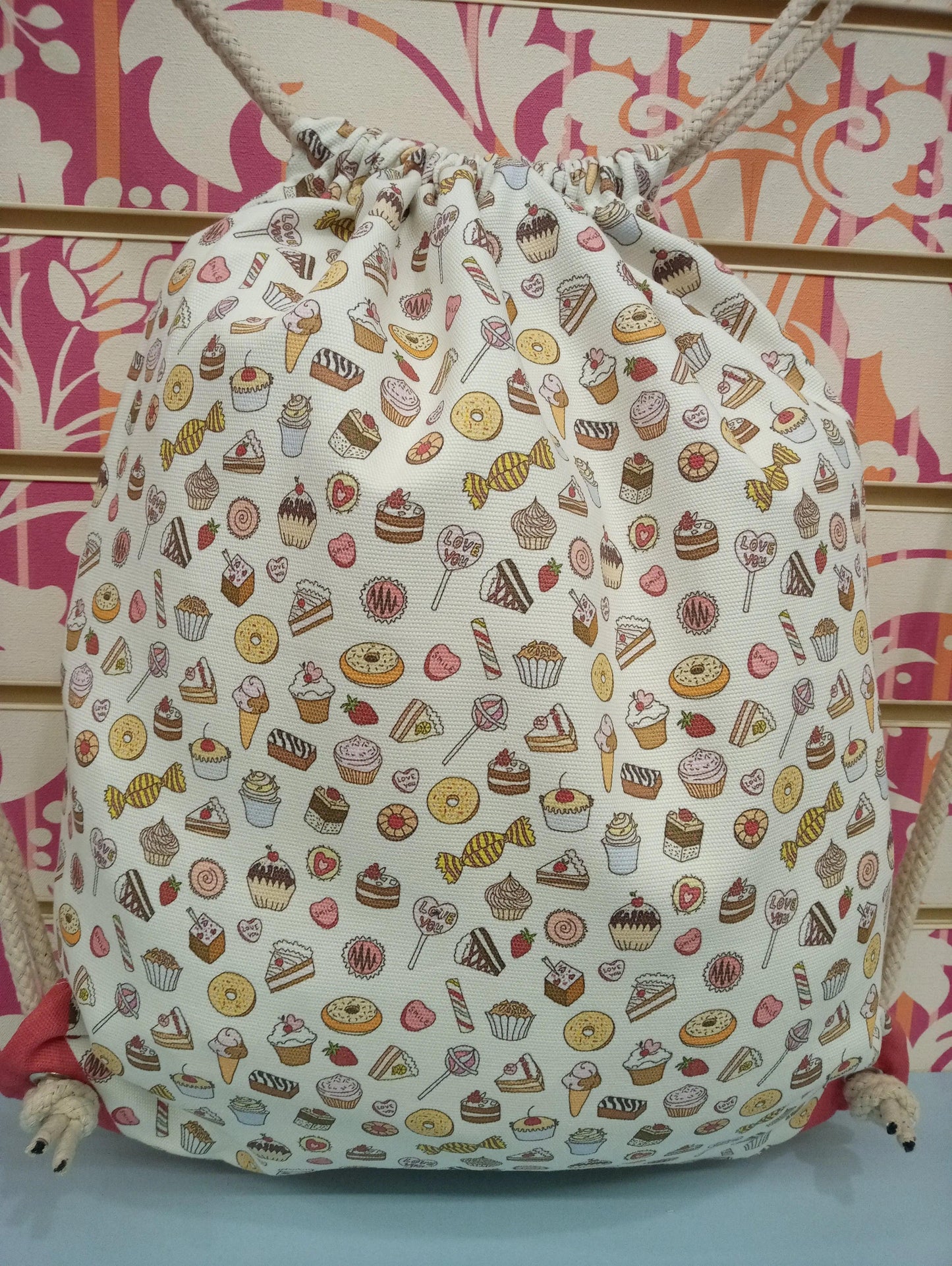 Zaino a sacca streetwear con stampa dolci e caramelle, stile urban colorato.