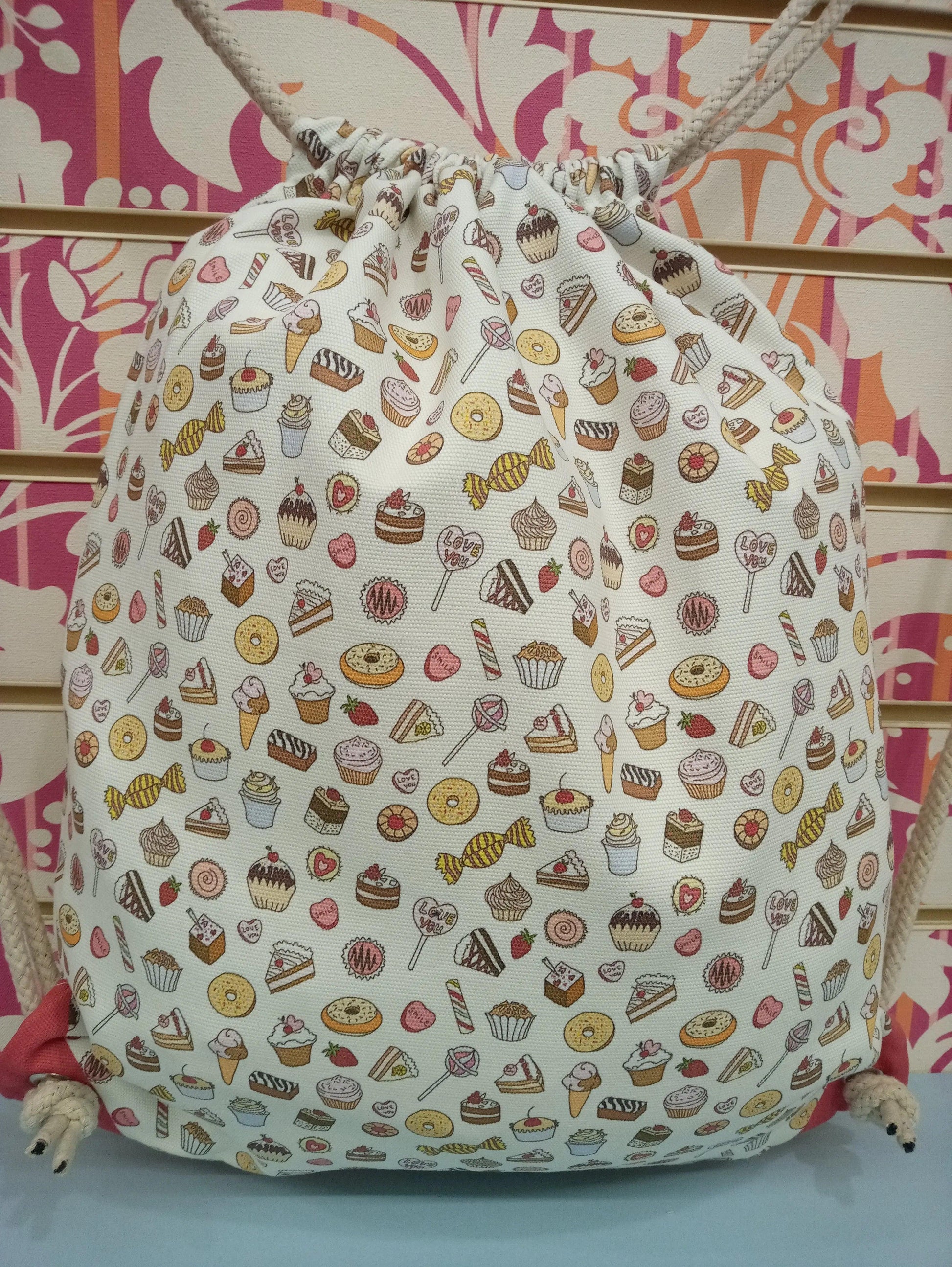 Zaino a sacca streetwear con stampa dolci e caramelle, stile urban colorato.