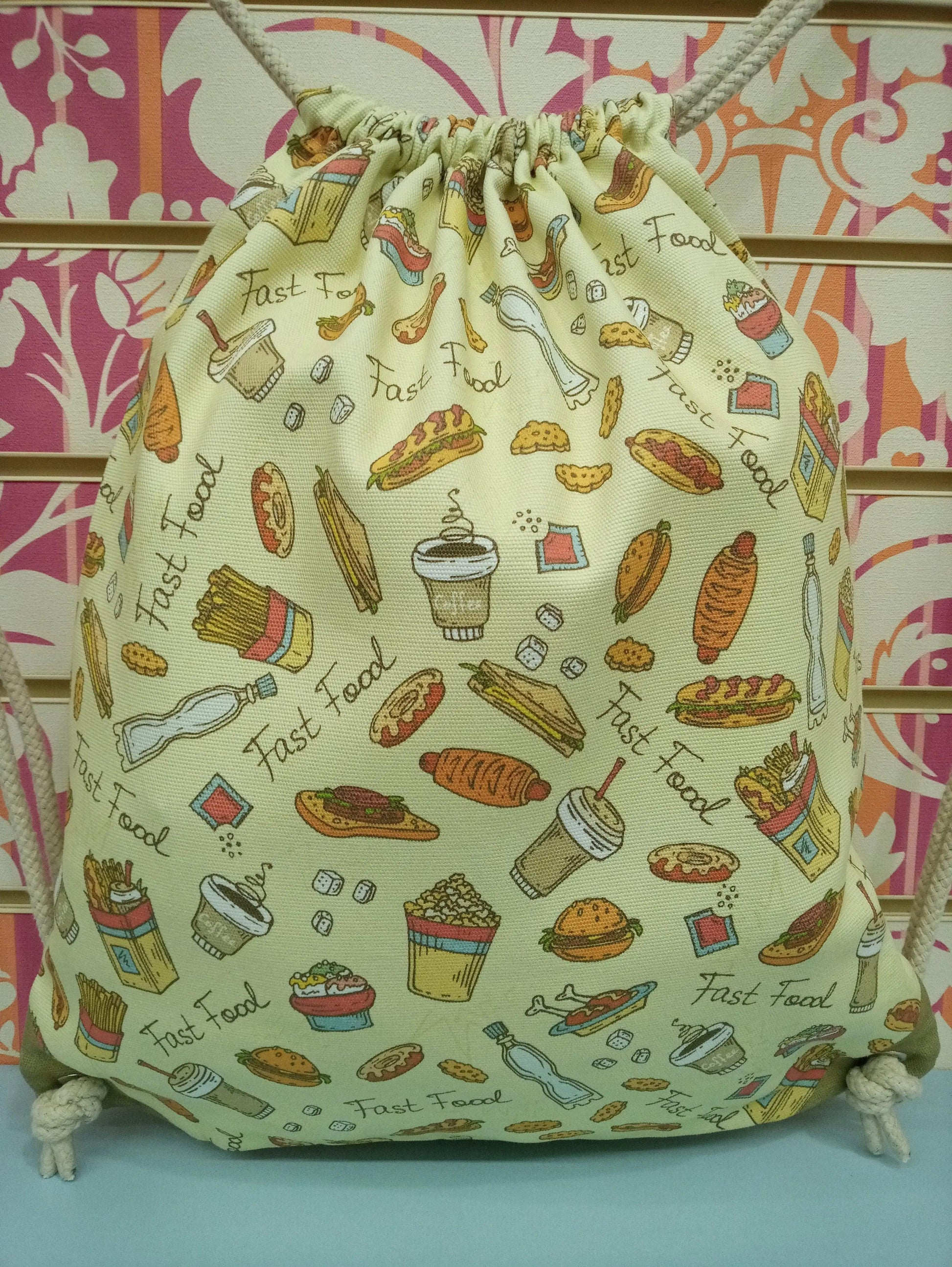 Zaino a sacca street style con stampa fast food colorata, accessorio urban fashion Rimini