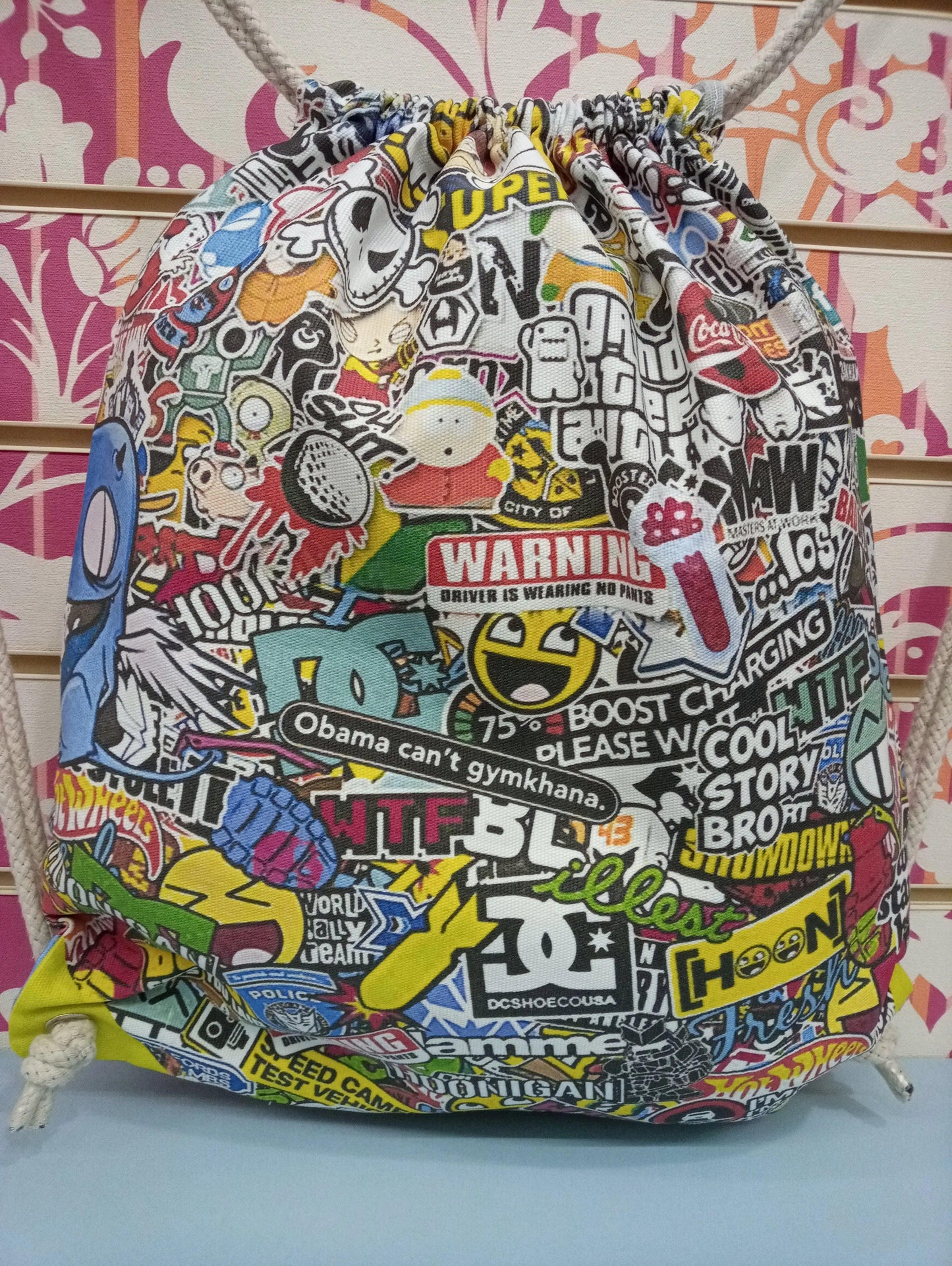 Zaino a sacca streetwear decorato con graffiti, sticker e icone urban, stile street style.