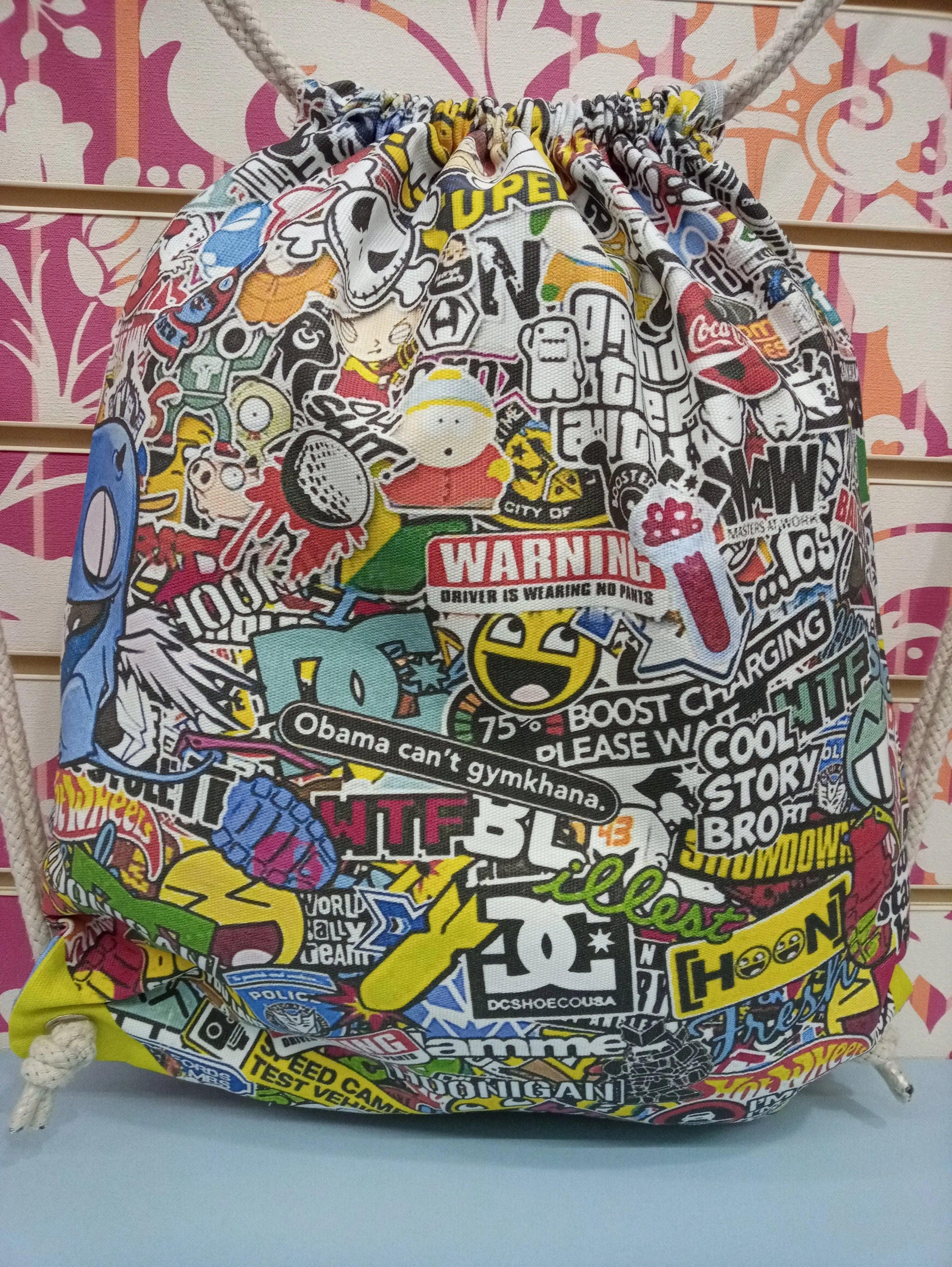 Zaino a sacca streetwear decorato con graffiti, sticker e icone urban, stile street style.