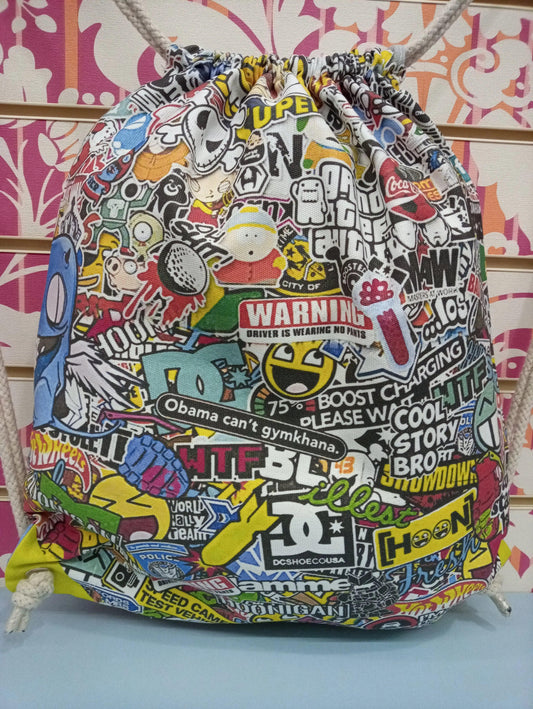 Zaino a sacca streetwear decorato con graffiti, sticker e icone urban, stile street style.