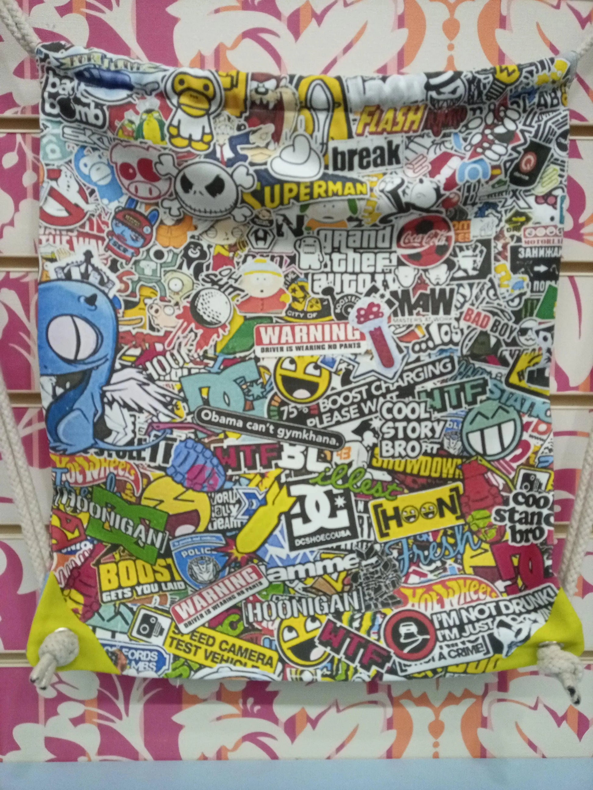 Zaino a sacca streetwear con graffiti multicolore e stickers urban, stile street style Rimini