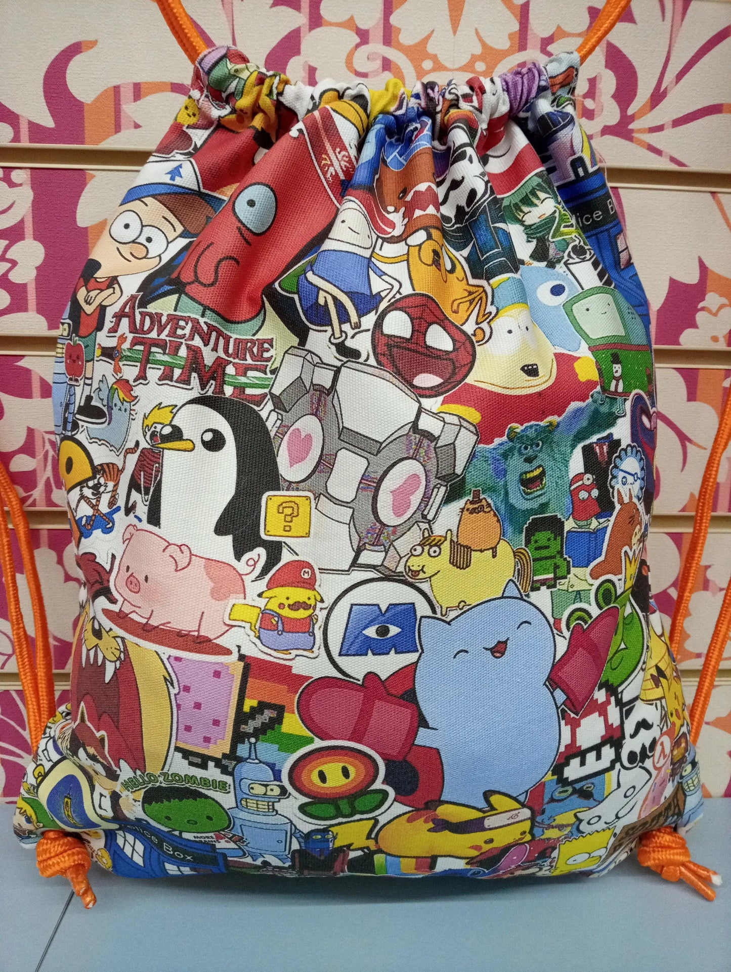 Zaino a sacca streetwear con stampa cartoon e graffiti colorati, stile urban street style.