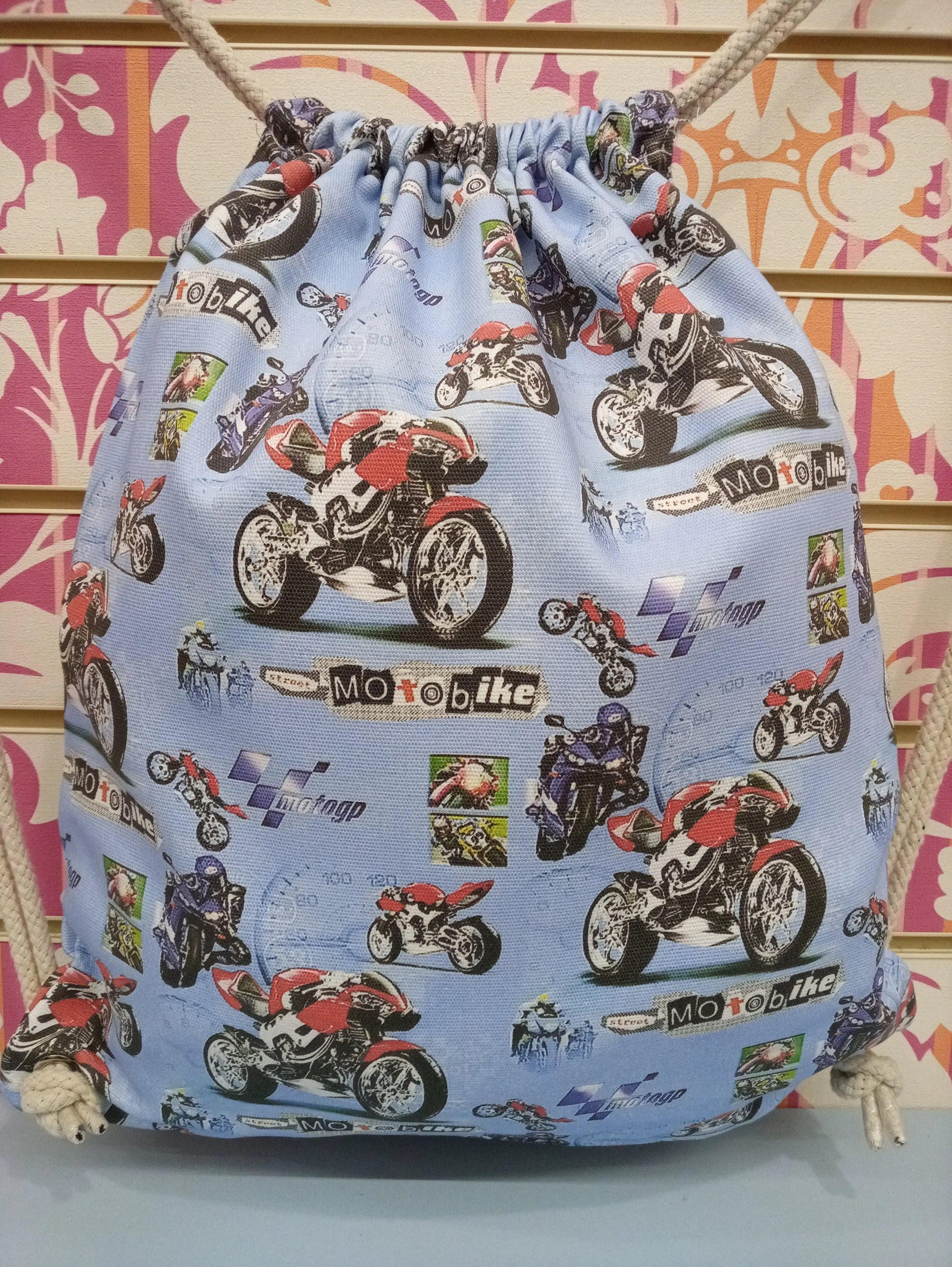 Zaino a sacca street style azzurro con stampa moto, perfetto per look urban streetwear.