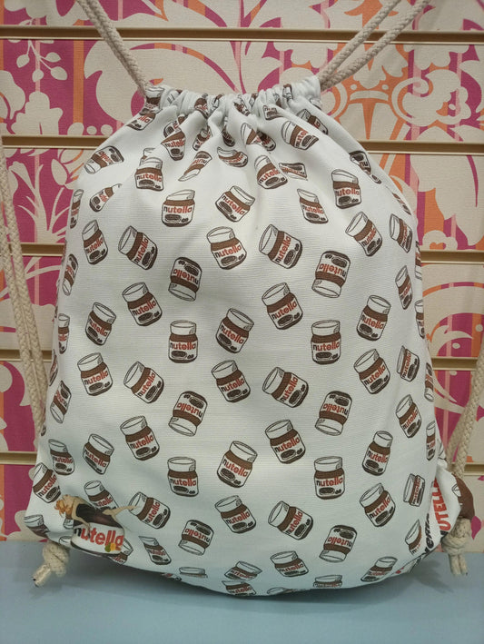 Zaino a sacca streetwear bianco con stampa barattoli Nutella, stile urban, sfondo colorato