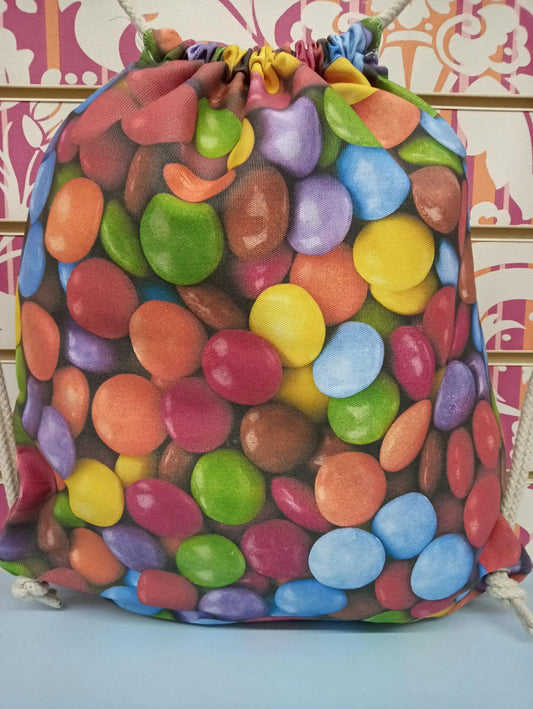 Zaino a sacca street style con stampa Smarties colorati, accessorio urban fashion