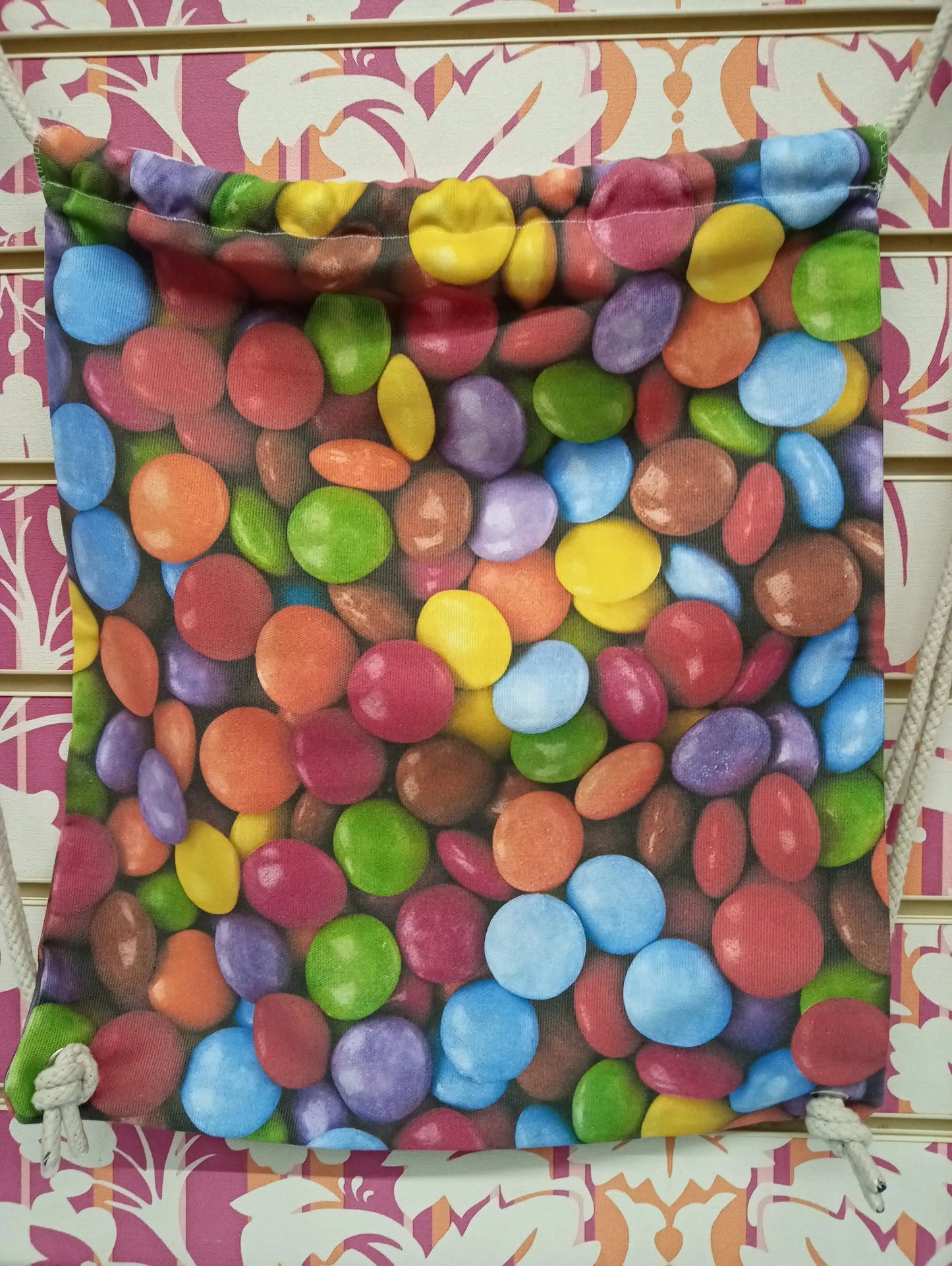 Zaino a sacca street style con stampa smarties colorati, sfondo urban, moda streetwear Rimini