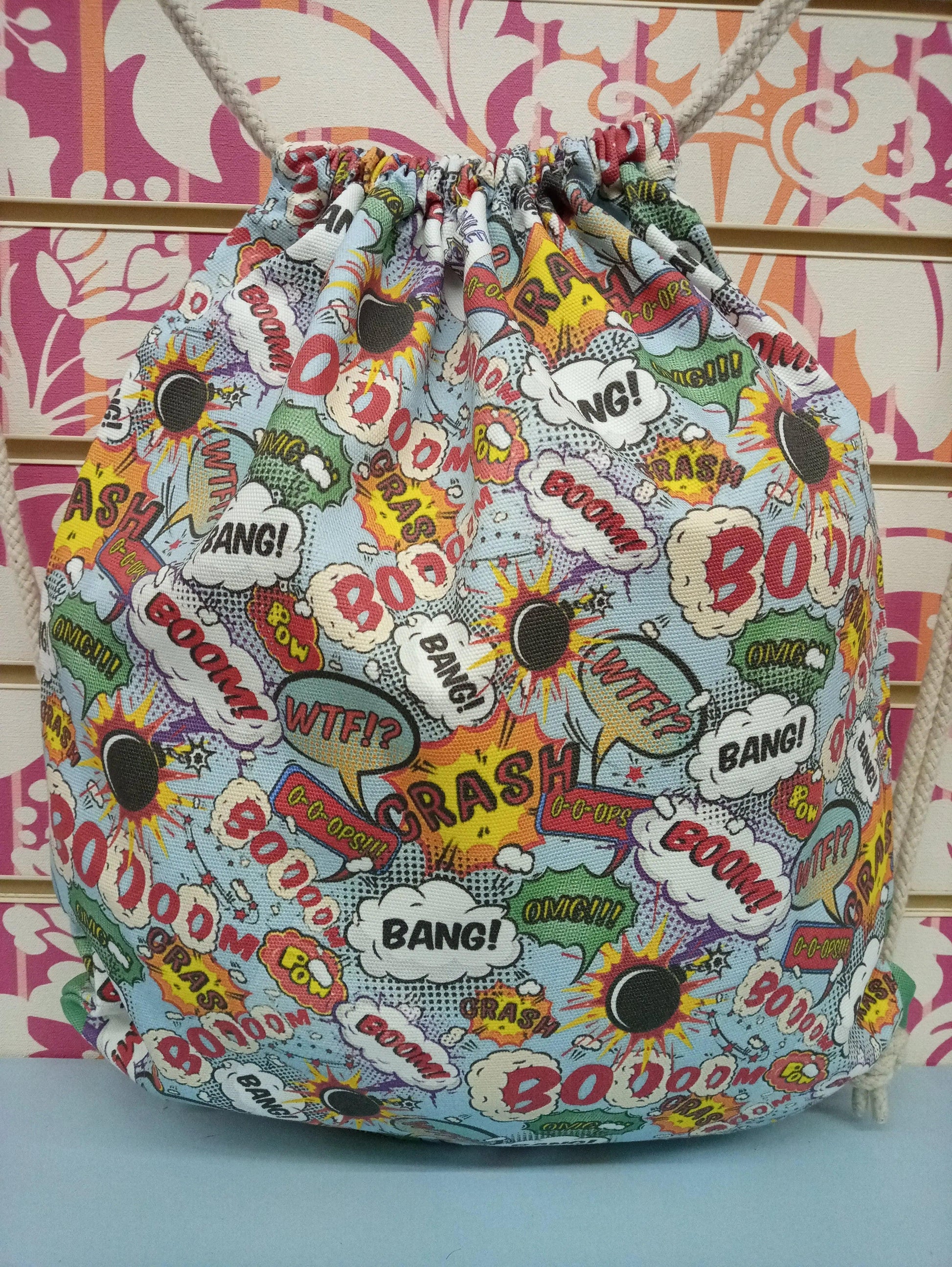 Zaino a sacca streetwear con stampa fumetti colorati, stile urban street style