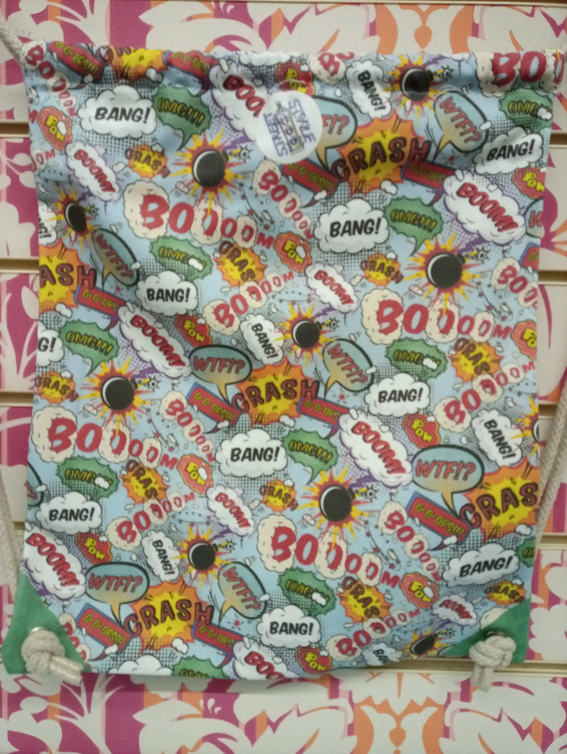 Zaino a sacca streetwear con stampa fumetti colorati, stile urban su sfondo floreale